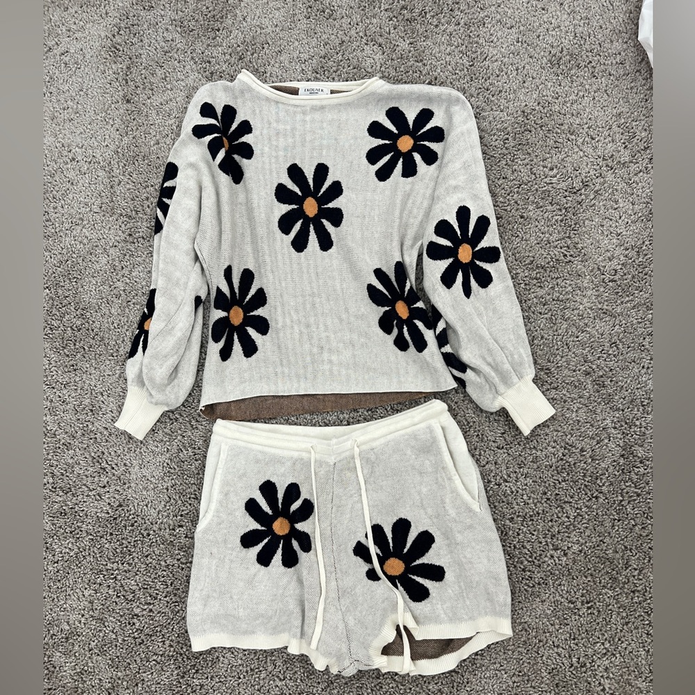 Beige daisy lounge set
